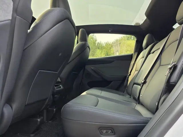 Tesla Model Y — Фото автомобиля 10