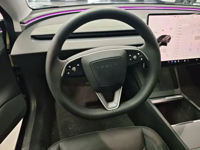 Tesla Model 3 — Фото автомобиля 10