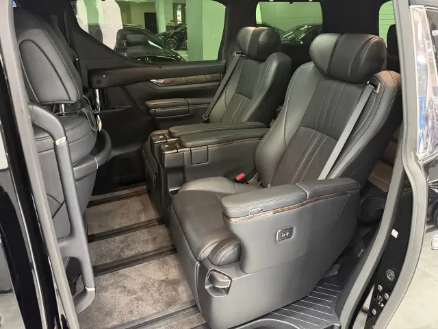 Toyota Alphard — Фото автомобиля 12
