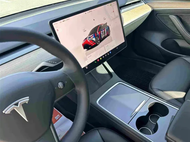 Tesla Model 3 — Фото автомобиля 13