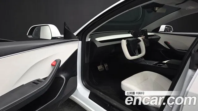 Tesla Model 3 — Фото автомобиля 10
