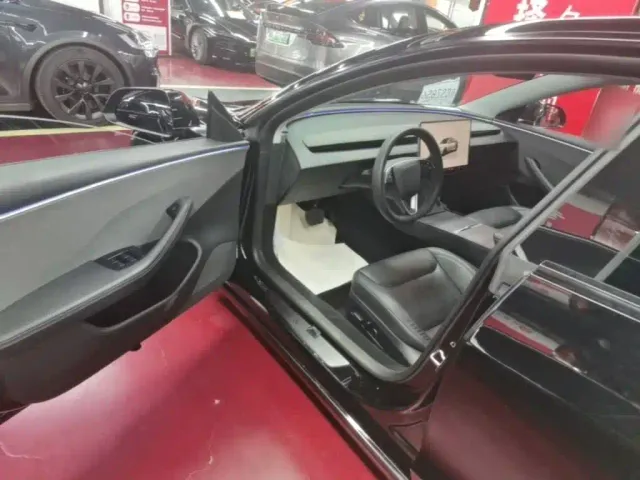 Tesla Model 3 — Фото автомобиля 15