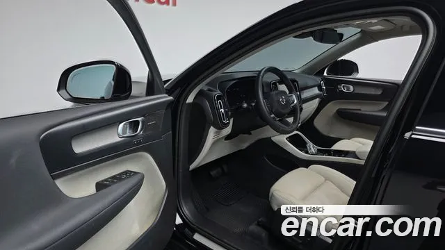 Volvo XC40 — Фото автомобиля 9