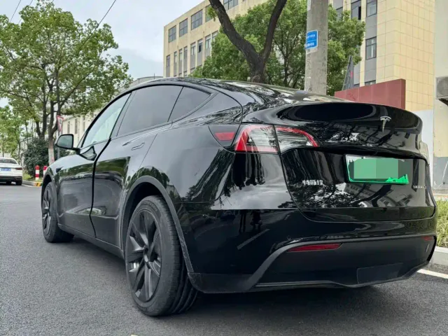 Tesla Model Y — Фото автомобиля 13