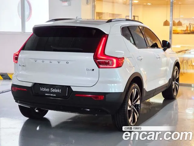 Volvo XC40 — Фото автомобиля 2