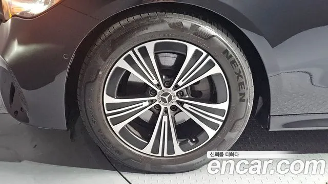 Mercedes-Benz E-Class — Фото автомобиля 4
