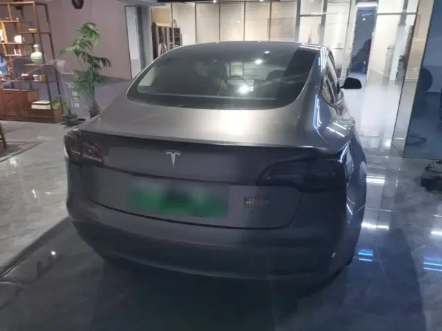 Tesla Model 3 — Фото автомобиля 5