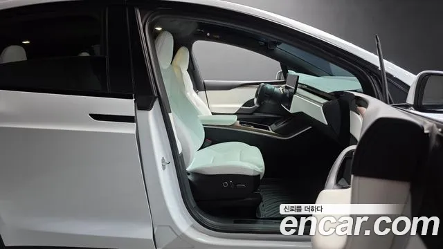 Tesla Model X — Фото автомобиля 26