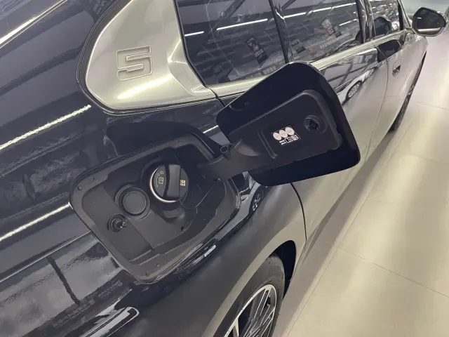 BMW 5 Series — Фото автомобиля 10