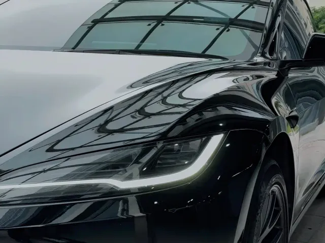 Tesla Model 3 — Фото автомобиля 9