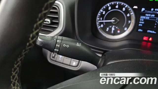 Hyundai Venue — Фото автомобиля 24