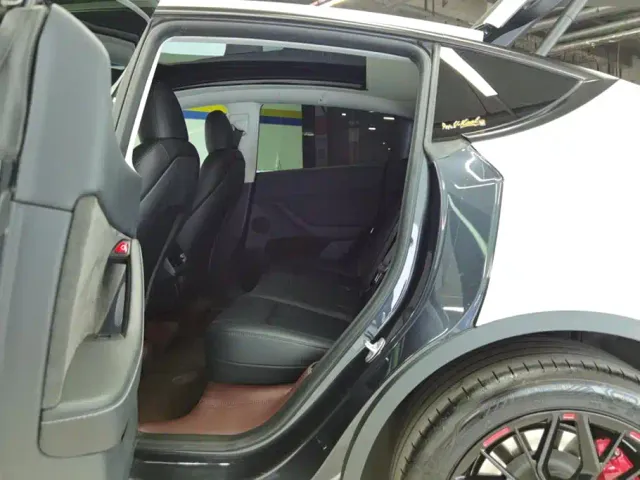 Tesla Model Y — Фото автомобиля 11