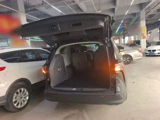 Toyota Sienna — Фото автомобиля 18