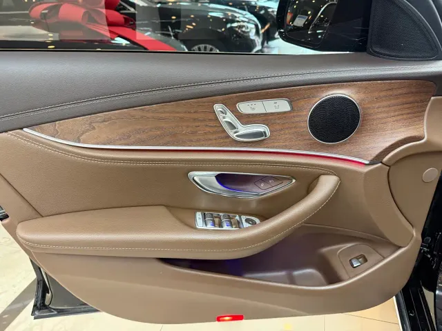 Mercedes-Benz E-Class — Фото автомобиля 4
