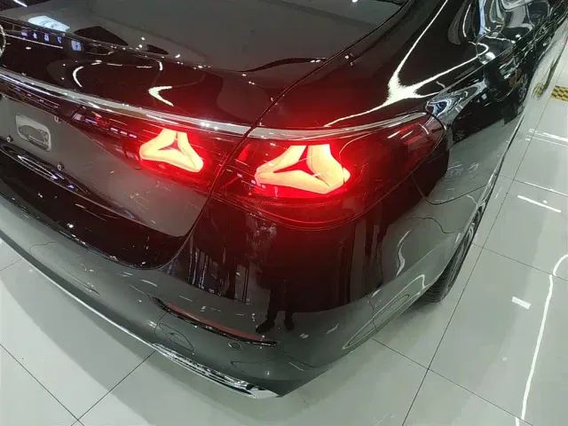 Mercedes-Benz E-Class — Фото автомобиля 23
