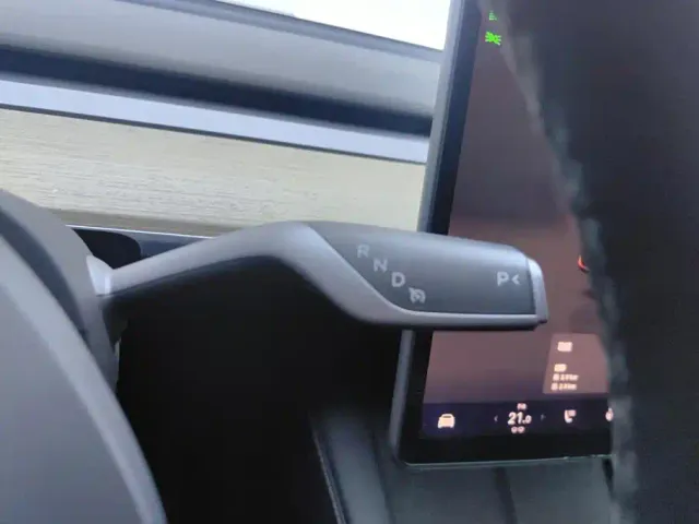 Tesla Model Y — Фото автомобиля 16