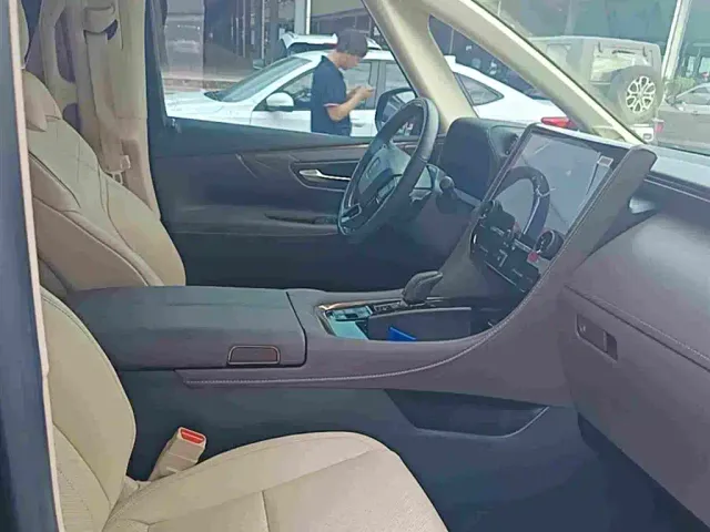 Toyota Vellfire — Фото автомобиля 8