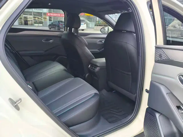BYD Qin L — Фото автомобиля 13
