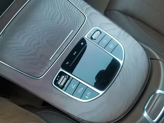 Mercedes-Benz E-Class — Фото автомобиля 20