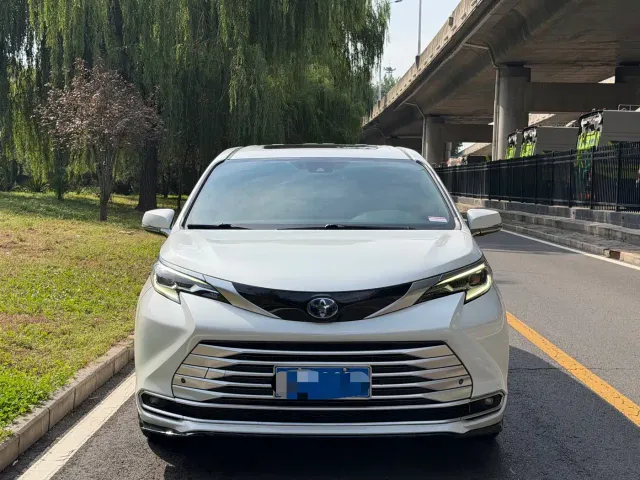 Toyota Sienna — Фото автомобиля 2
