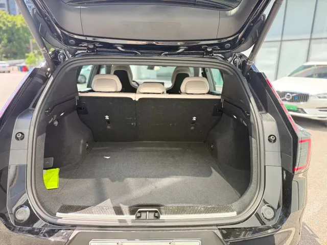 Volvo XC70 Plug-in Hybrid — Фото автомобиля 12