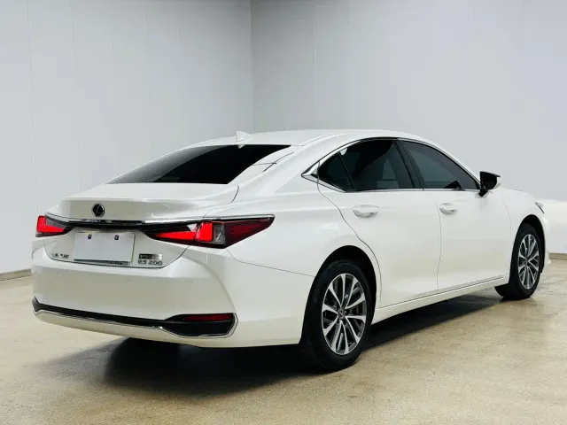 Lexus ES — Фото автомобиля 5