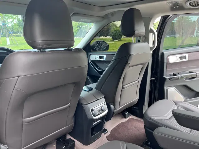 Ford Explorer — Фото автомобиля 9