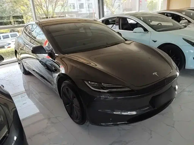 Tesla Model 3 — Фото автомобиля 3