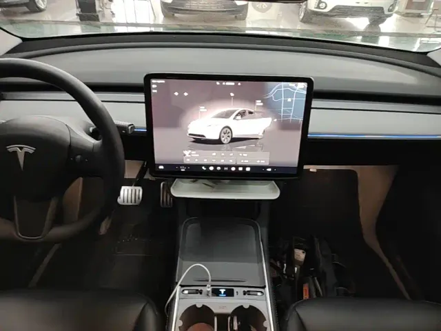 Tesla Model Y — Фото автомобиля 12