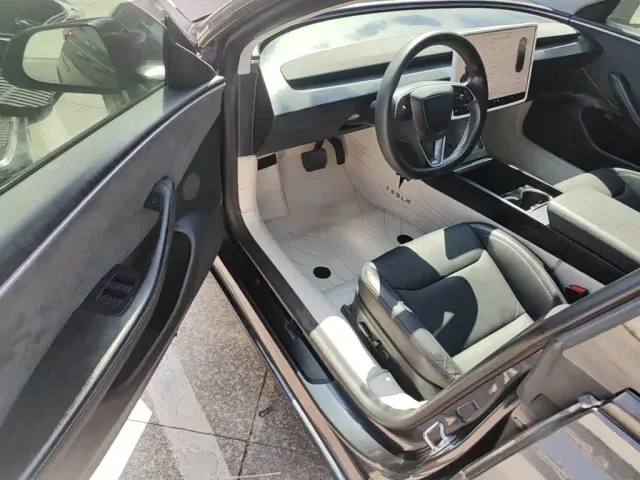 Tesla Model 3 — Фото автомобиля 15