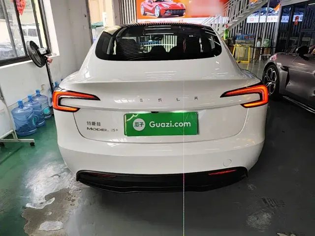 Tesla Model 3 — Фото автомобиля 5
