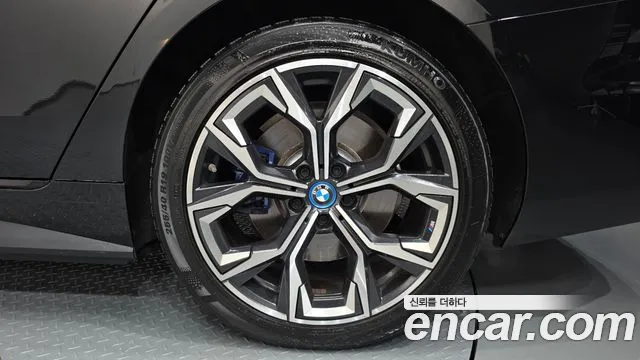 BMW i4 — Фото автомобиля 17