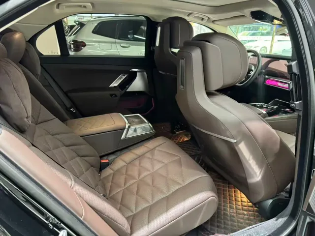 BMW 7 Series — Фото автомобиля 10