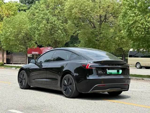 Tesla Model 3 — Фото автомобиля 13