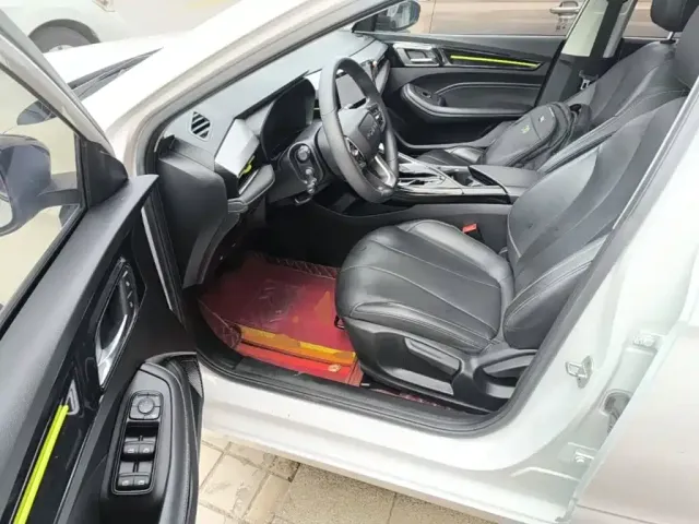 Roewe Roewe i5 2021 1.5L CVT Diamond Edition — Фото автомобиля 15