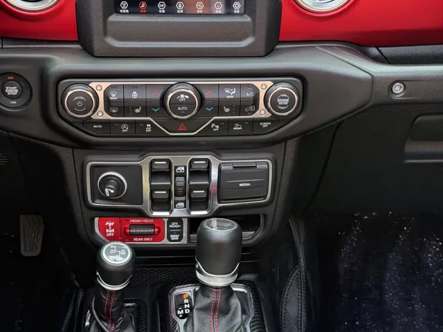 Jeep Wrangler — Фото автомобиля 23