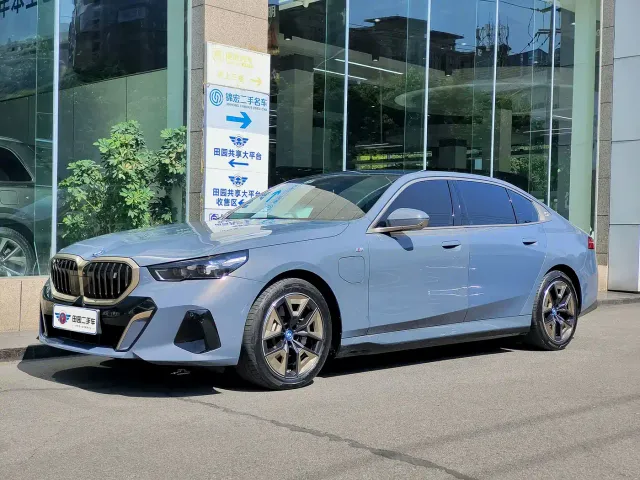 Фотография автомобиля — BMW i5