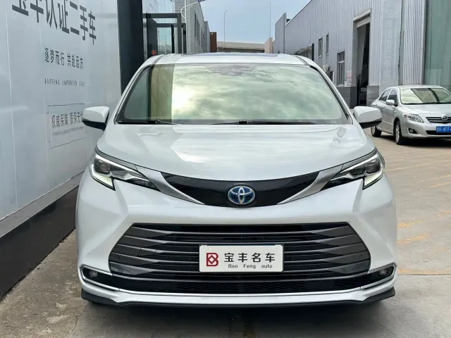 Toyota Sienna — Фото автомобиля 2
