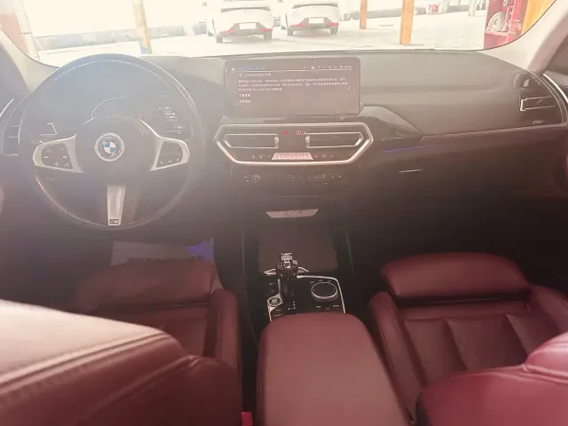 BMW iX3 — Фото автомобиля 11