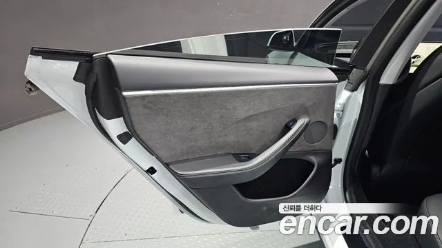 Tesla Model 3 — Фото автомобиля 25