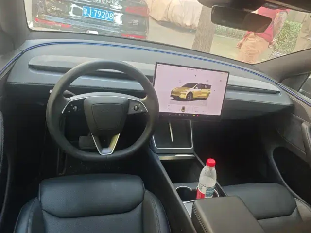 Tesla Model Y L — Фото автомобиля 12