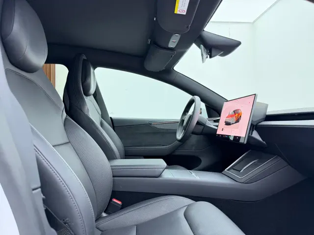 Tesla Model Y L — Фото автомобиля 15