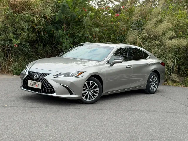 Фотография автомобиля — Lexus ES