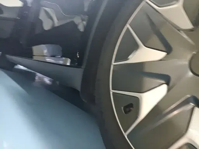 Tesla Model Y L — Фото автомобиля 21