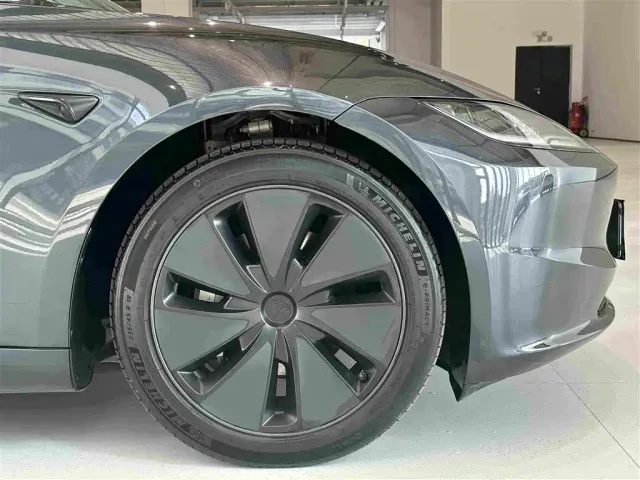 Tesla Model 3 — Фото автомобиля 8