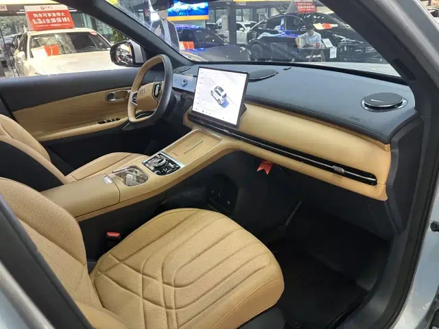 Geely Galaxy Starship 7 EM-i — Фото автомобиля 9