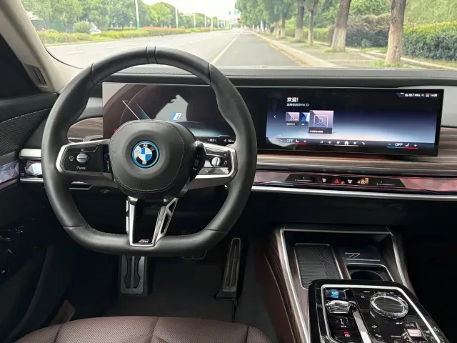 BMW i7 — Фото автомобиля 13