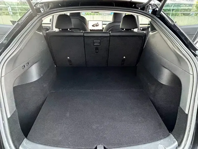 Tesla Model Y — Фото автомобиля 11