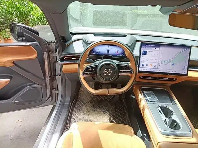 Mazda EZ-6 — Фото автомобиля 10