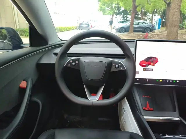 Tesla Model 3 — Фото автомобиля 10